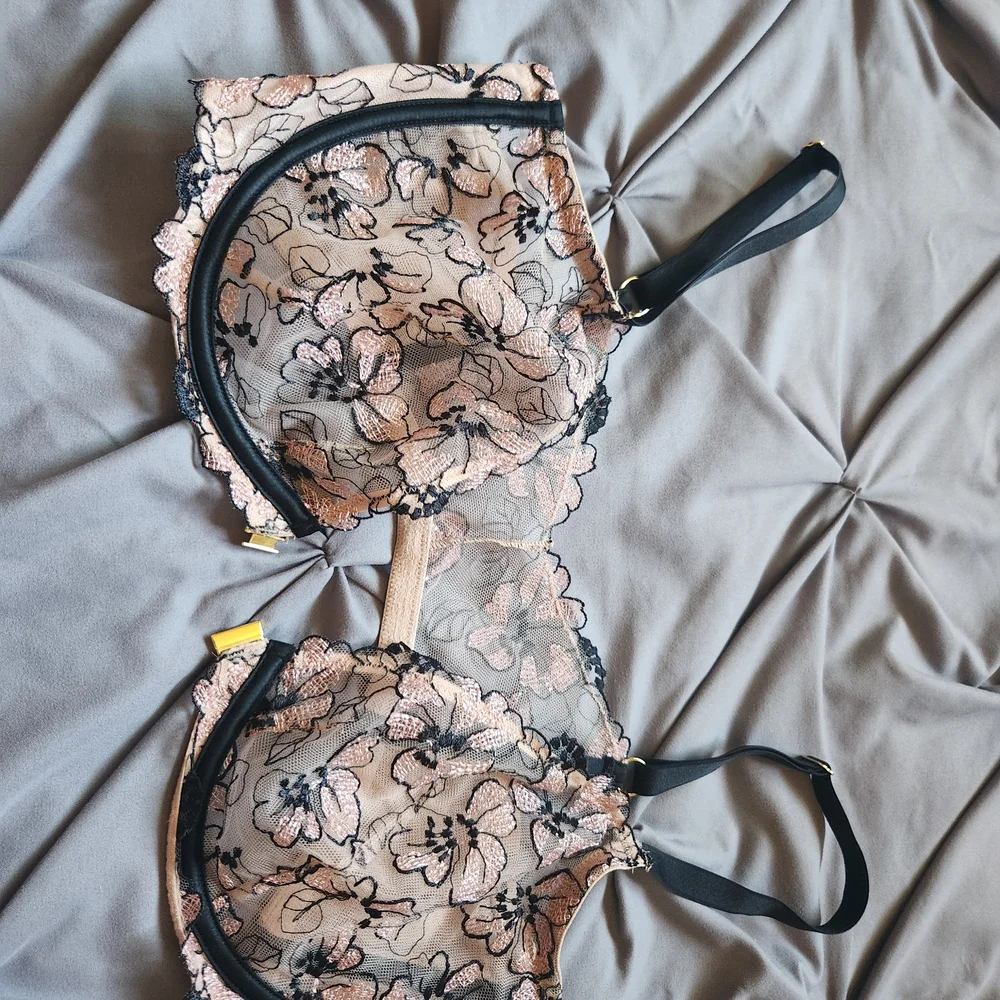 Beautiful Victoria's Secret Unlined  Bras in 36 DD - Picture 4 of 5